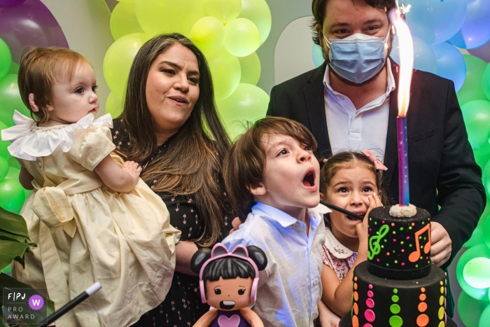 Photographie de famille documentaire de Campo Grande relatant le temps de félicitations à la fête d'anniversaire avec des feux d'artifice de gâteaux