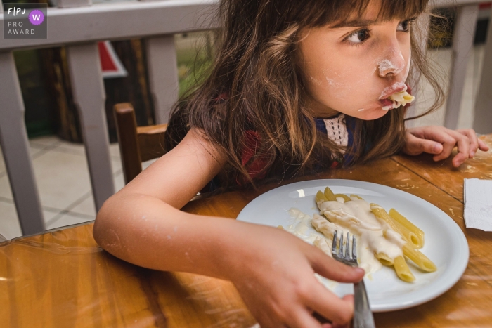 Photo by: <a href="https://www.fpja.com/documentary-family-photography-contests/roberto-sim%C3%B5es/campo-grande/2115380">Roberto Simões - Brazil</a> Campo Grande family photography of a Break for food at the party