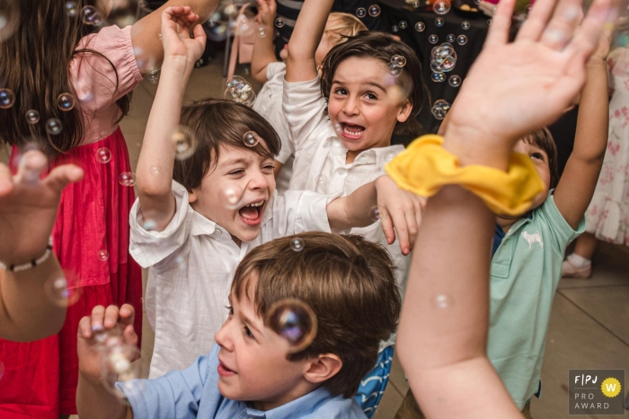 A Campo Grande family photographer documented this image that illustrates that kids love soap bubbles