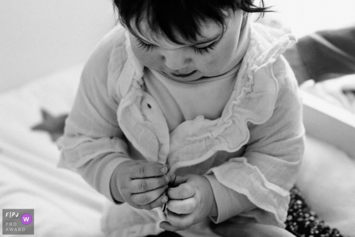 Photographie de famille documentaire parisienne relatant un bébé s'habillant seul