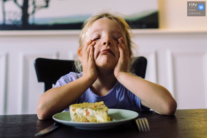 Photographie de famille documentaire à Paris d'un enfant qui veut manger