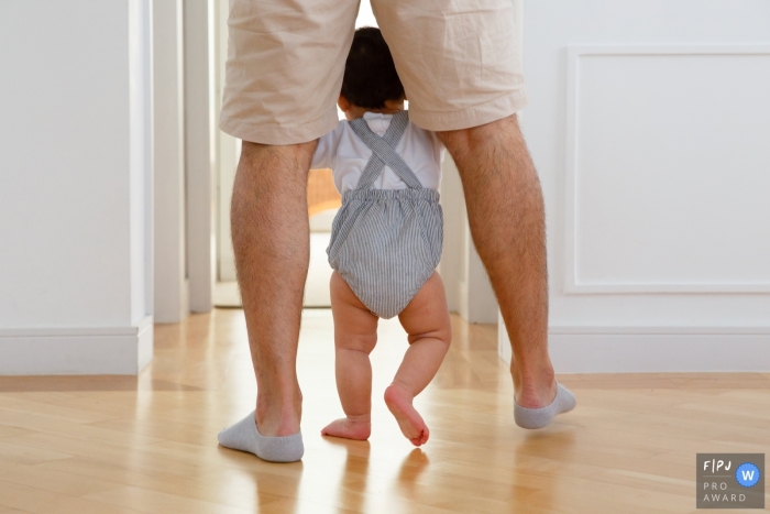 Photo by: <a href="https://www.fpja.com/documentary-family-photography-contests/graziela-ventura/sao-paulo/2115508">Graziela Ventura - Brazil</a> A Sao Paulo family photographer documented the First steps of a young child at home
