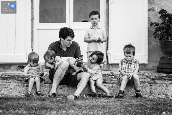 Perpignan documentary family photographer captured this group of kids Listening a story on the porch at home