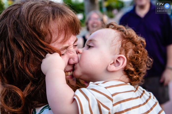 Istanbul dokumentarische Familienfotografie, die Baby und Mutter beim Spielen während des Familienshootings aufzeichnet