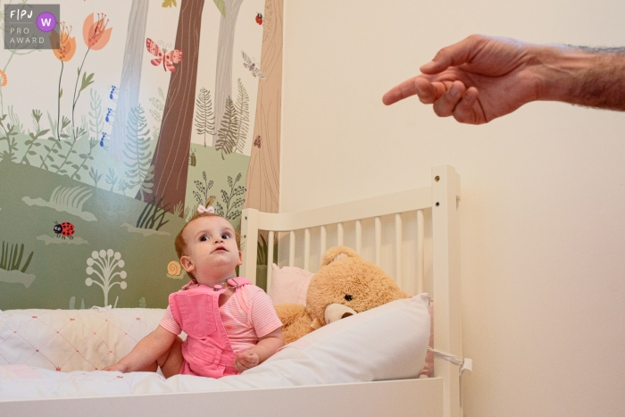 Een familiefotograaf uit Ribeirao Preto, Sao Paulo, documenteerde dit kleine meisje in bed dat klaar was met instructies van vader