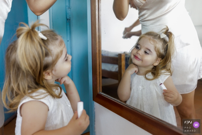 Un photographe de la famille Maceio, Alagoas a capturé cette fille jouant au miroir, mon miroir