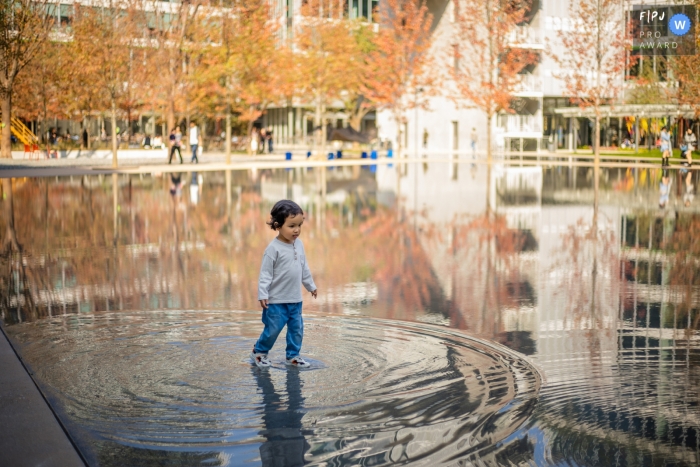 Hangzhou City dokumentarische Familienfotografie, die einen Jungen im Pool im öffentlichen Stadtplatzpark aufzeichnet