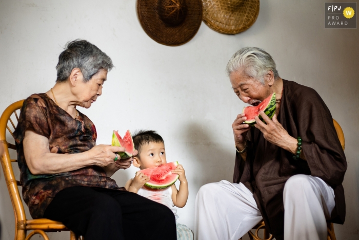 Ein dokumentarischer Familienfotograf aus Hangzhou hat Generationen aufgezeichnet, während sie Wassermelone gegessen haben