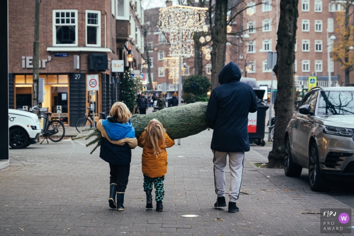 Amsterdam Fotografie einer Familie, die einen Weihnachtsbaum kauft