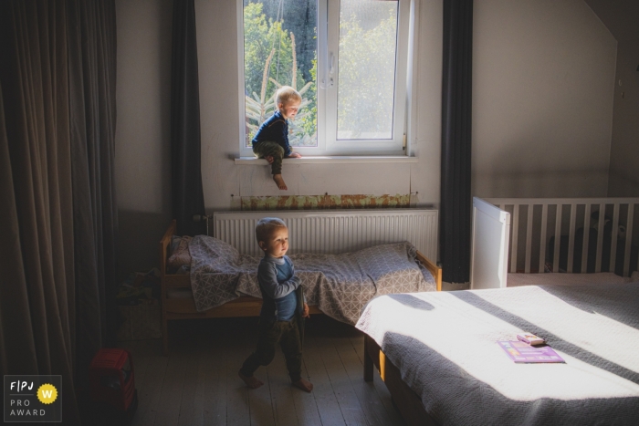 Vilnius, Lituanie, photographie de famille documentaire des routines matinales des enfants au soleil dans la chambre