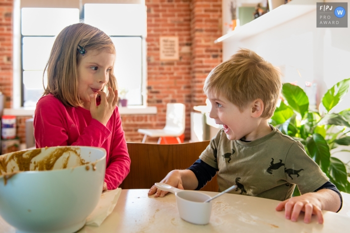 Un photographe de famille documentaire de Washington DC a enregistré cette Naughtiness capturée à table avec des enfants