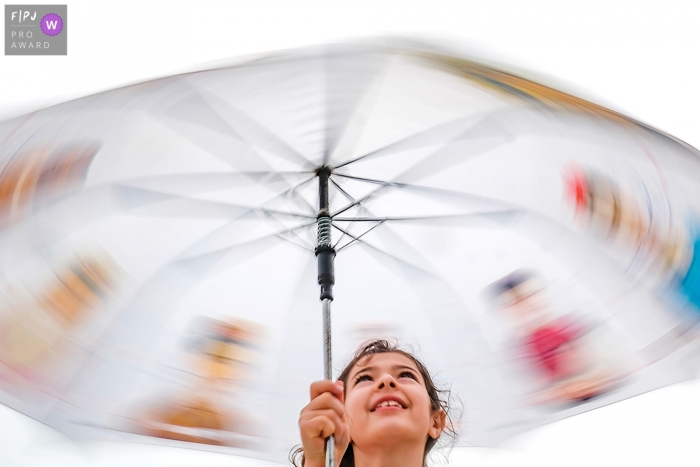 Ein Familienfotograf aus Sao Paulo, Brasilien, hat dieses Mädchen eingefangen, das mit einem Regenschirm spielt