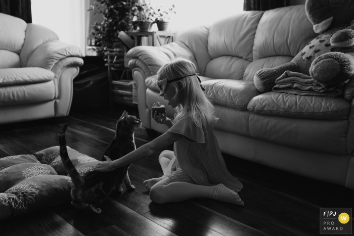Photo by: <a href="https://www.fpja.com/documentary-family-photography-contests/elika-hunt/tallinn/2116163">Elika Hunt - Estonia</a> A Tallinn, Harju County family day in the life photography at home showing a moment how cat watching this sweet apple