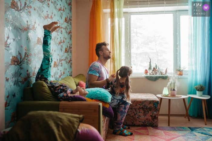 Tallinn-Dokumentarfilm Familientag in der Life-Session zu Hause, der einen Moment zeigt, wie Vater Zeit mit zwei Kindern verbringt