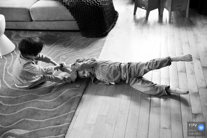 A Chicago family photographer captured these kids playing a tugging game on the ground