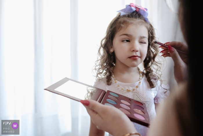 A Santa Catarina documentary family photographer captured this Girl painting her face on her birthday