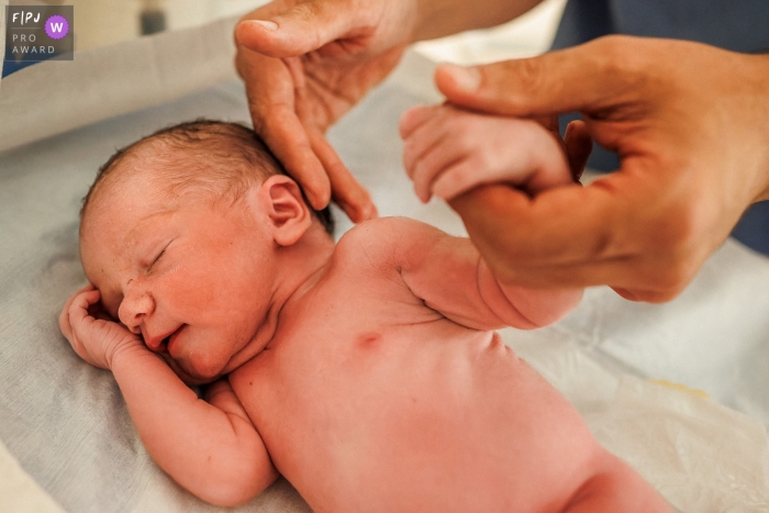 Prämiertes Geburtsfoto von Belo Horizonte im Neocenter Maternidade, das die Liebe zum Empfangen zeigt, die diesem Baby, das im Leben debütiert, Ruhe bringt