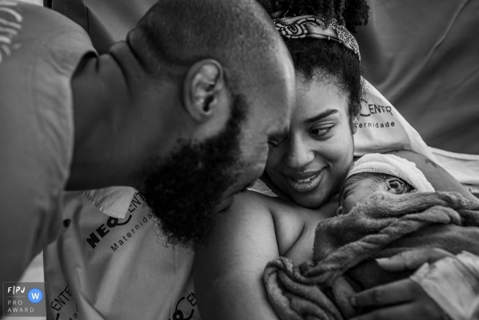 Award winning Minas Gerais birth photo at Neocenter Maternidade showing A love triangle expressed by the looks Award winning Minas Gerais birth photo at Neocenter Maternidade showing A love triangle expressed by the looks