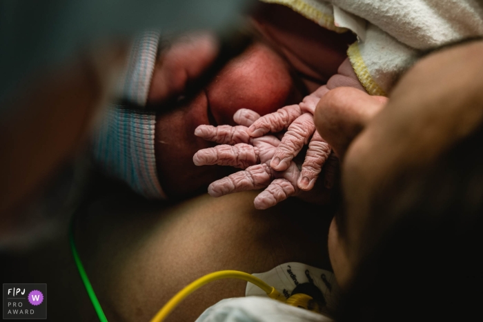 Photo de naissance primée de Groningue montrant les rides des doigts de bébé