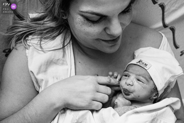 Photo de naissance de style documentaire primée de Sao Paulo en BW de maman et de son nouveau bébé