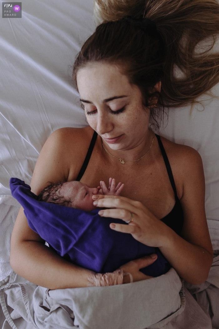 Award winning Santa Catarina birth photo at Maternidade Ilha as mother gives Recognition to her new baby Award winning Santa Catarina birth photo at Maternidade Ilha as mother gives Recognition to her new baby