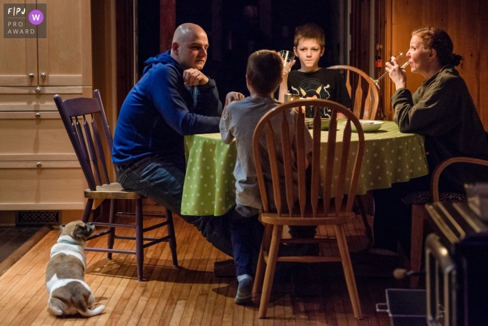 Dokumentarische Kingston-Fotografie, die eine Familie zeigt, die nachts zu Abend isst