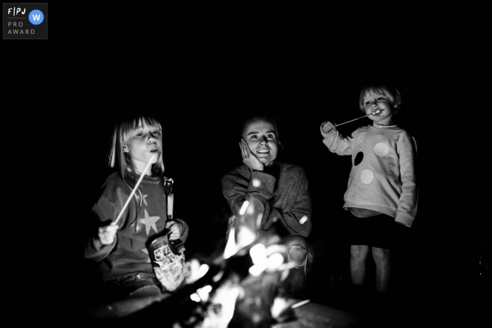 Photo de famille documentaire primée de Dubaï dans BW of The fire place