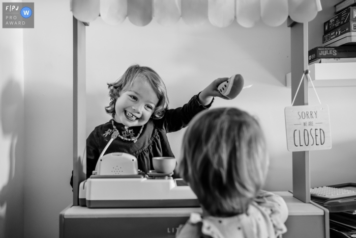 Documentary Limburg family photography in BW of the kids shop play time