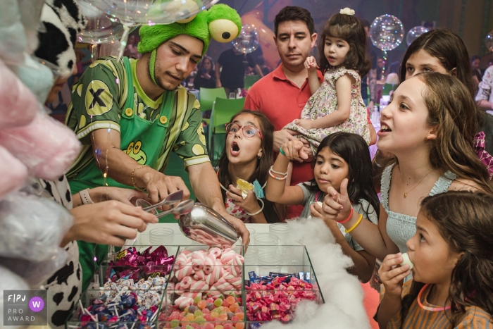 Documentary Campo Grande family photography from a party where children are picking up candy Documentary Campo Grande family photography from a party where children are picking up candy