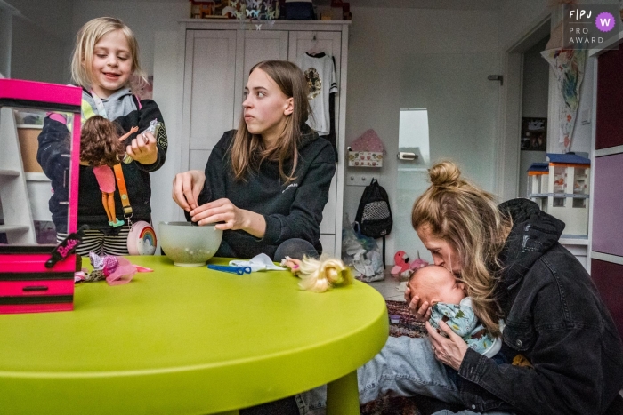 A Dusseldorf documentary family photographer captured the girls at Playtime A Dusseldorf documentary family photographer captured the girls at Playtime