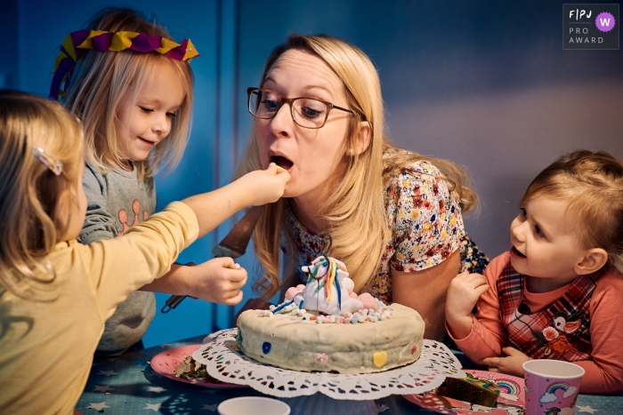 Photo de famille documentaire primée de Bonn, en Allemagne, d'une mère et de ses filles lors d'une fête d'anniversaire