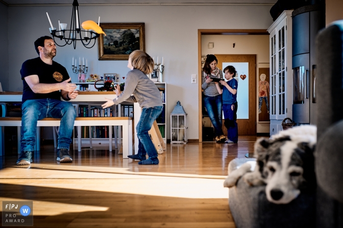 Dokumentarische Bonner Familienfotografie zu Hause mit dem Hund