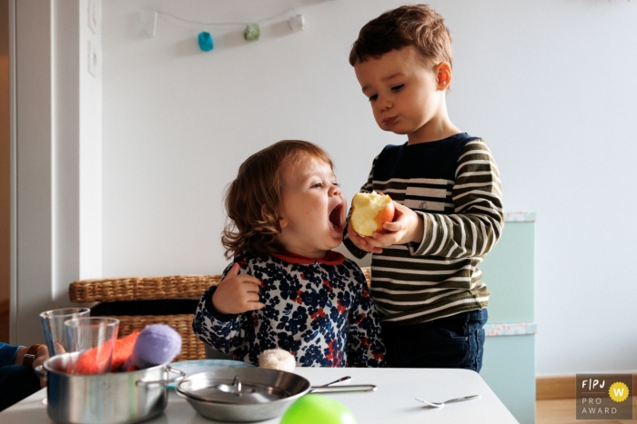 Séance de photographie documentaire familiale à Paris montrant des enfants avec la pomme