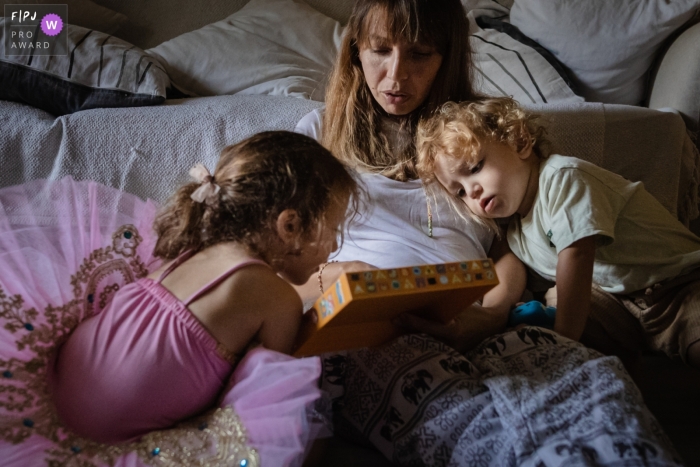 Photo de famille documentaire primée de Dubaï créée pendant le temps de lecture calme