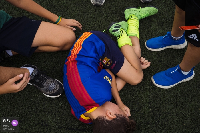 A Sao Paulo documentary family photographer captured this boy after being hurt playing soccer A Sao Paulo documentary family photographer captured this boy after being hurt playing soccer