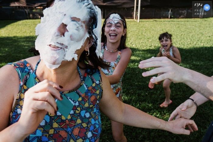 Sao Paulo family documentary photography session in the backyard with a Family pie in the face Sao Paulo family documentary photography session in the backyard with a Family pie in the face