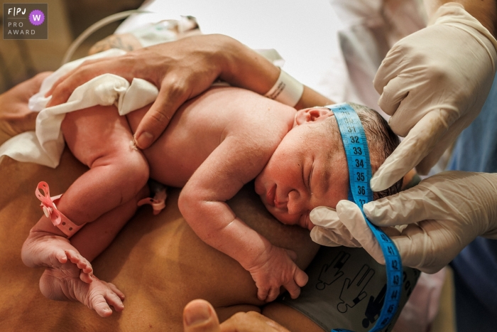 Minas Gerais geboortedocumentairesessie in Neocenter Maternidade met een focus op de gemoedsrust van de baby voor het ontvangen van de eerste zorg na de geboorte op de schoot van de moeder