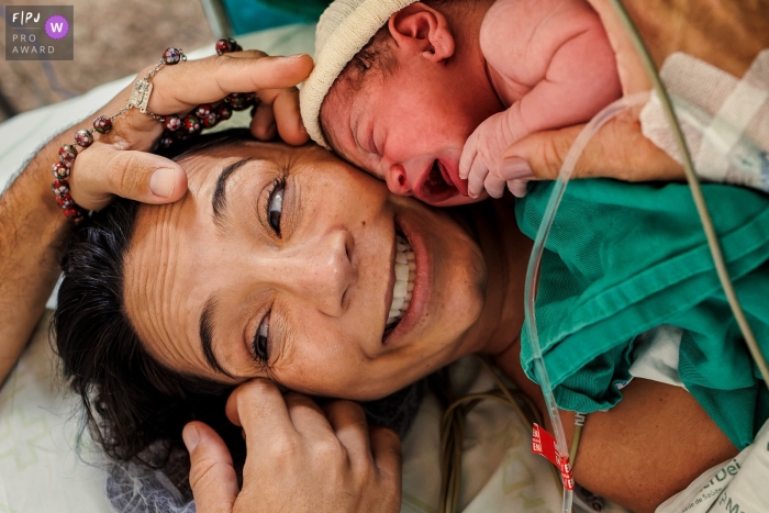 Concours de photographie de naissance Minas Gerais image gagnante à Mater Dei montrant l'immense joie de la mère lorsqu'elle reçoit son bébé dans ses bras