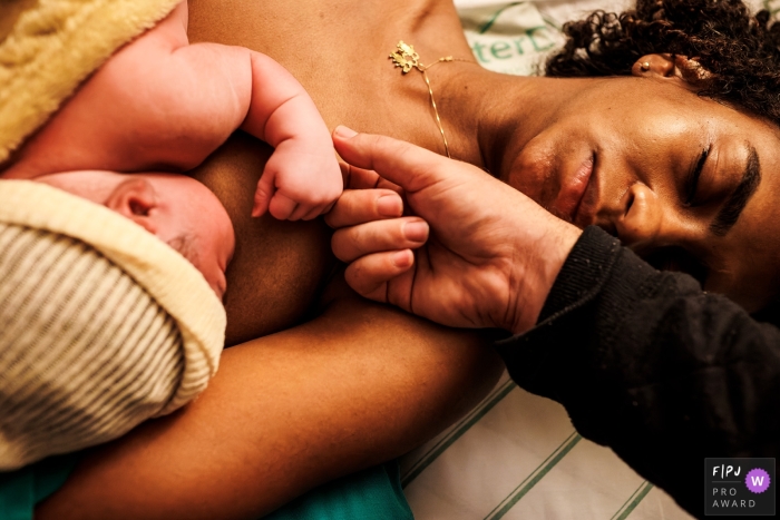 Belo Horizonte documentary birth picture in Mater Dei in Minas Gerais capturing The expression that translates the feeling of union and gratitude that arises after the birth of a child