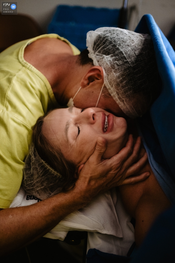 Florianopolis birth documentary photography at Maternidade Santa Helena capturing All the emotion of the parents, hugging, at the birth of their daughter