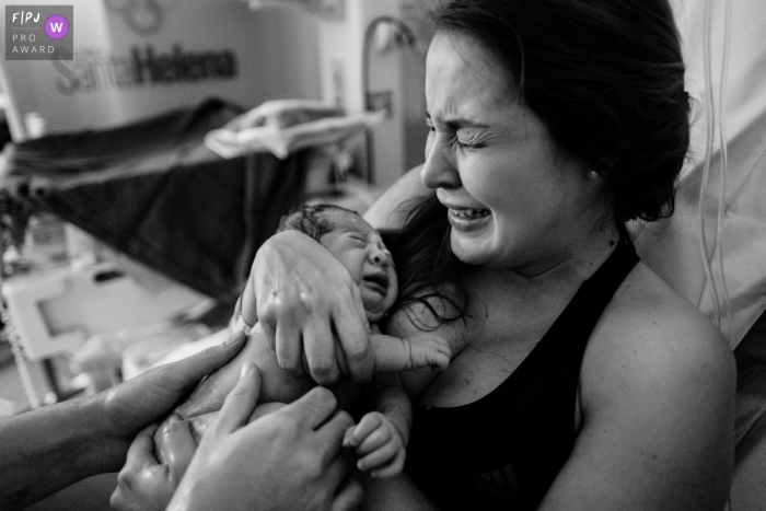 Maternidade Santa Helena birth documentary photography in Santa Catarina capturing the Emotion of the mother receiving the child in her arms soon after birth Maternidade Santa Helena birth documentary photography in Santa Catarina capturing the Emotion of the mother receiving the child in her arms soon after birth