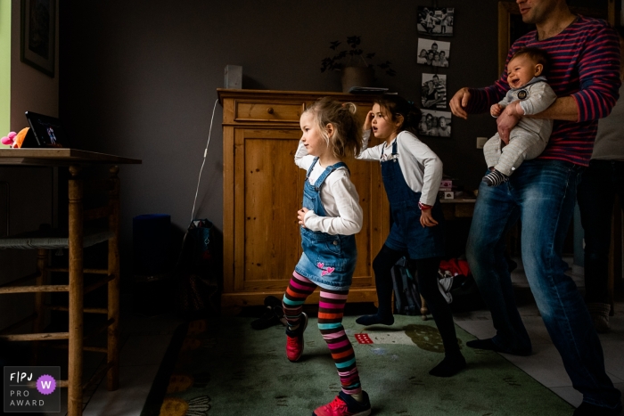 Wallonie, België beste documentaire familiefoto van een thuissessie die laat zien hoe een just dance-familie eruitziet terwijl ze samen spelen en sporten