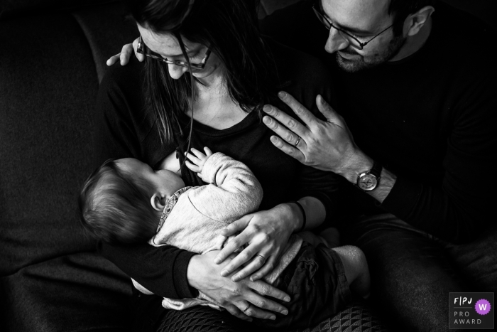 Family documentary photography in Wallonie, Belgium with a black and white breastfeeding hug