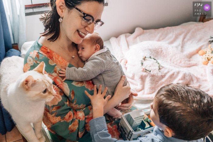 Gezinsdocumentairefotografie op het eiland Terceira, Azoren met moeder, pasgeboren baby, peuter en de familiekat.