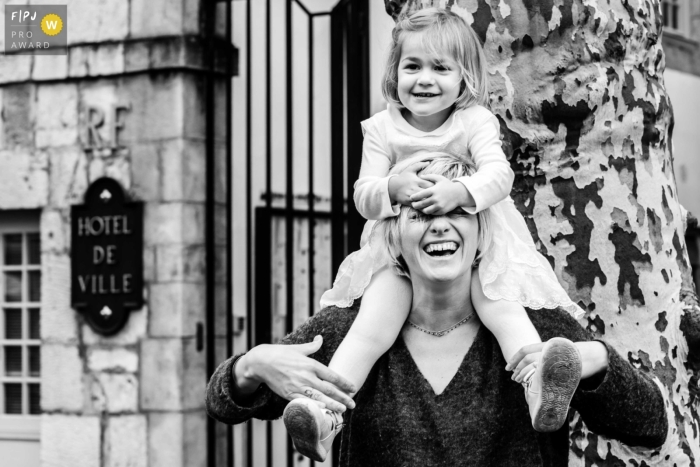 Documentary family photojournalism from Landes, France captured a little girl and her godmother creating a bond