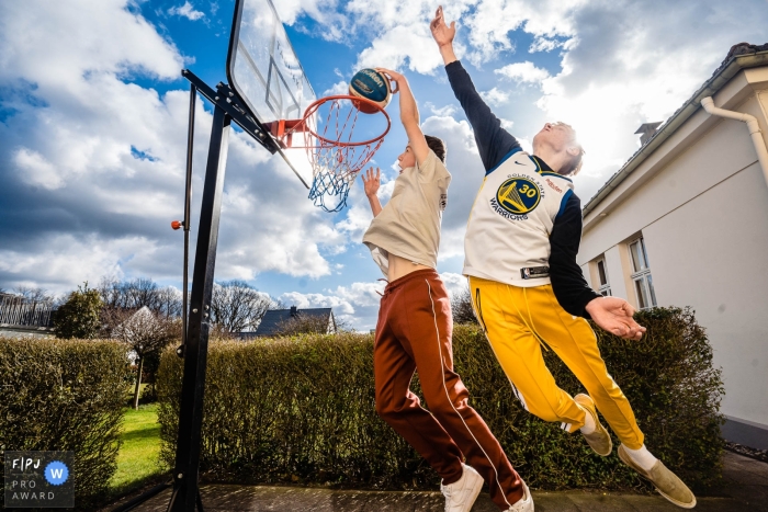 Dusseldorf documentary family photography shoot at home with Boys playing basketball Dusseldorf documentary family photography shoot at home with Boys playing basketball