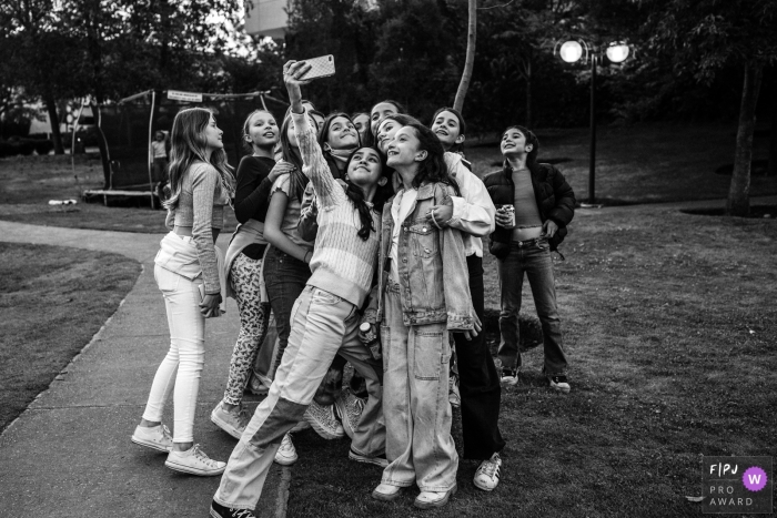 Photographie de style documentaire de Mexico à partir d'une séance de fête d'un groupe d'adolescentes célébrant au parc