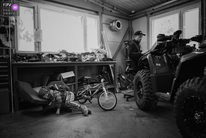 Photographie de famille documentaire de Tallinn prise à la maison montrant un moment où le garçon s'est endormi dans le garage