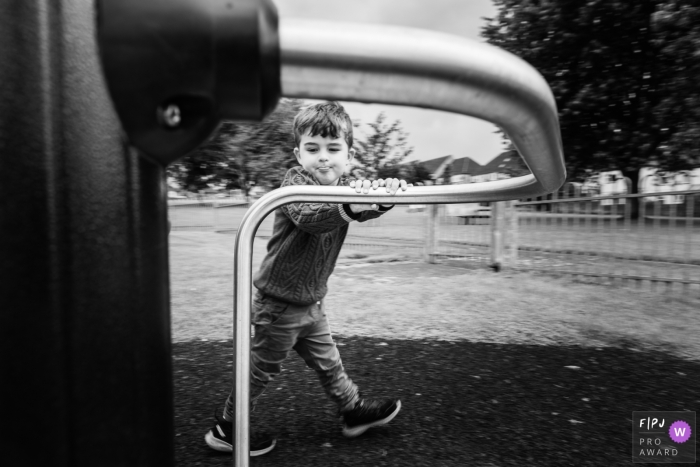 Documentaire familiefotografiesessie in een park in Somerset, VK tijdens speelplezier vastgelegd in BW