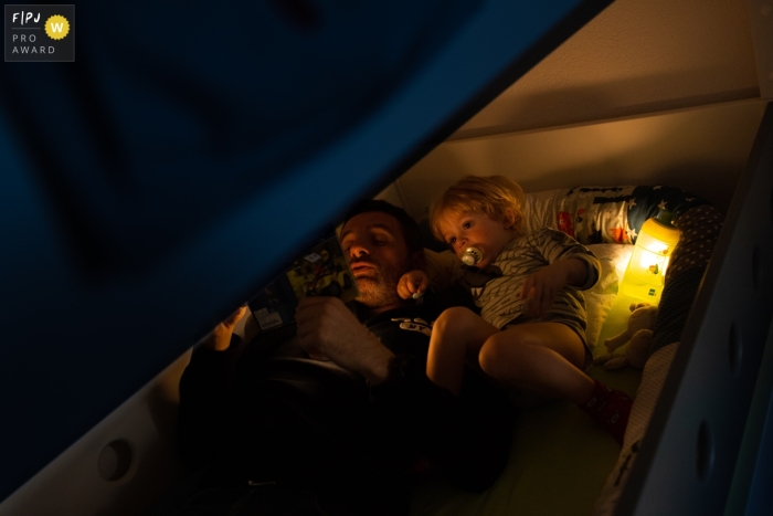 Zurich documentary style photography from a family session in the evening during a Bedtime stories hour Zurich documentary style photography from a family session in the evening during a Bedtime stories hour